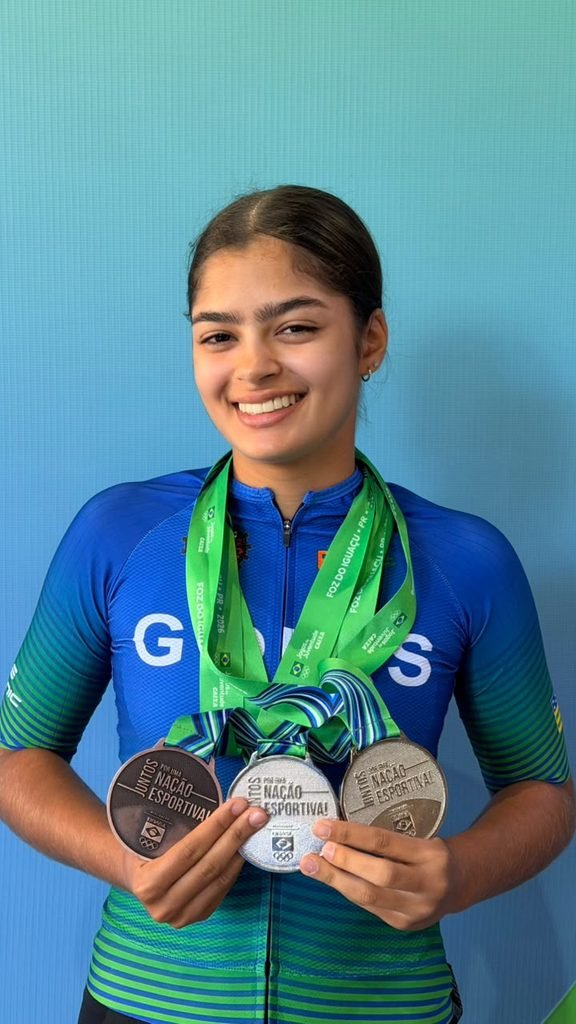 Atleta goiana Rute Carvalho com as três medalhas conquistadas nos Jogos da Juventude