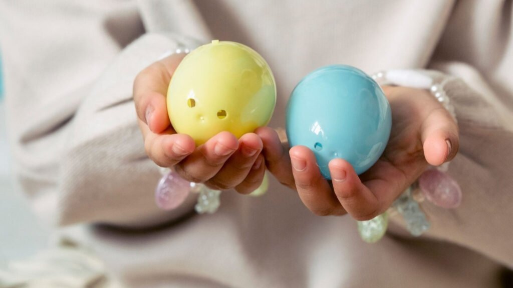 Criança segura dois brinquedos squishies coloridos, um amarelo e um azul, nas mãos