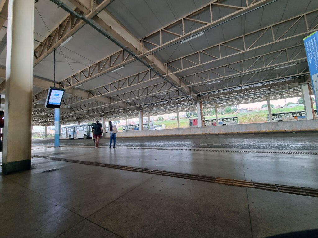 Área de embarque do Terminal Recanto do Bosque, em Goiânia, fotografada em dezembro de 2022; não mostra a implantação da meia tarifa em 2026
