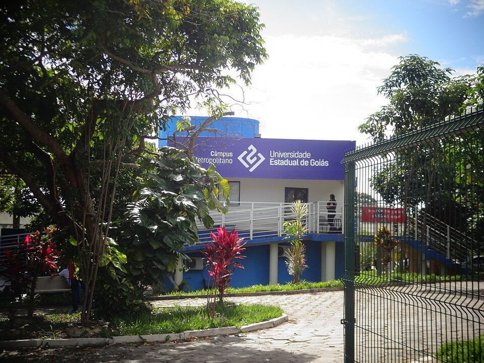 Fachada do Campus Metropolitano da UEG em Aparecida de Goiânia, fotografia de 2025