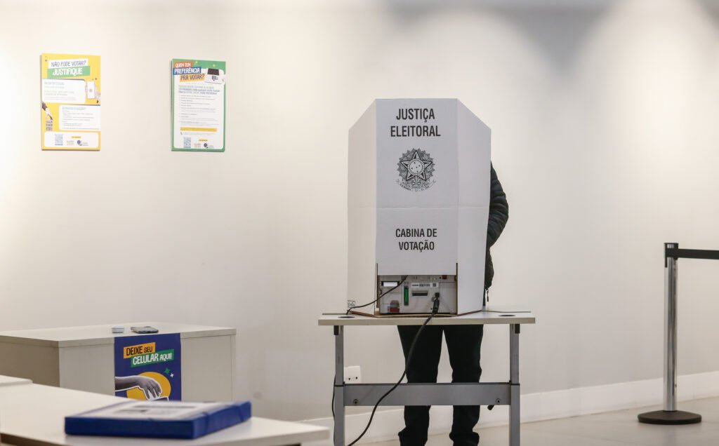 Local de votação no segundo turno: cabine de votação da Justiça Eleitoral com urna eletrônica