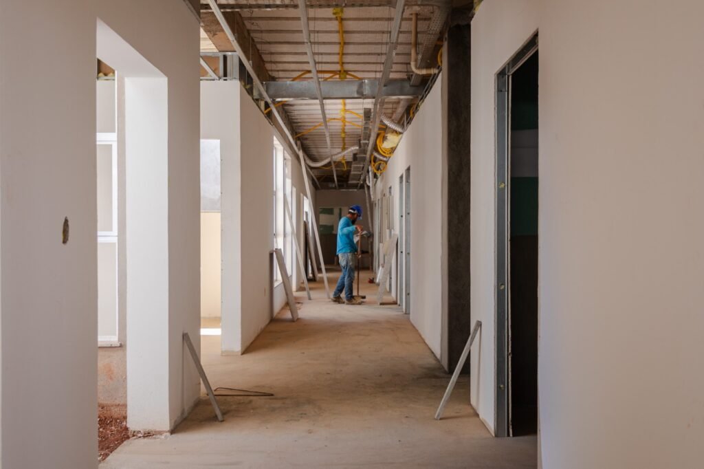 Operário trabalha em corredor interno da nova unidade de saúde do Jardim das Américas em Anápolis