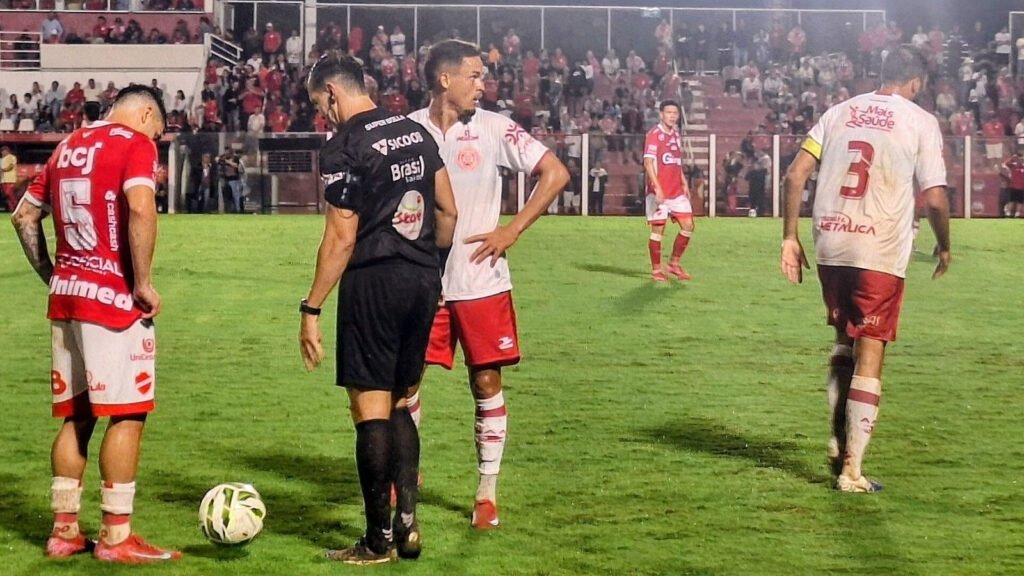 Jogadores do Vila Nova e árbitro em campo no estádio OBA, em Goiânia, pela Série B
