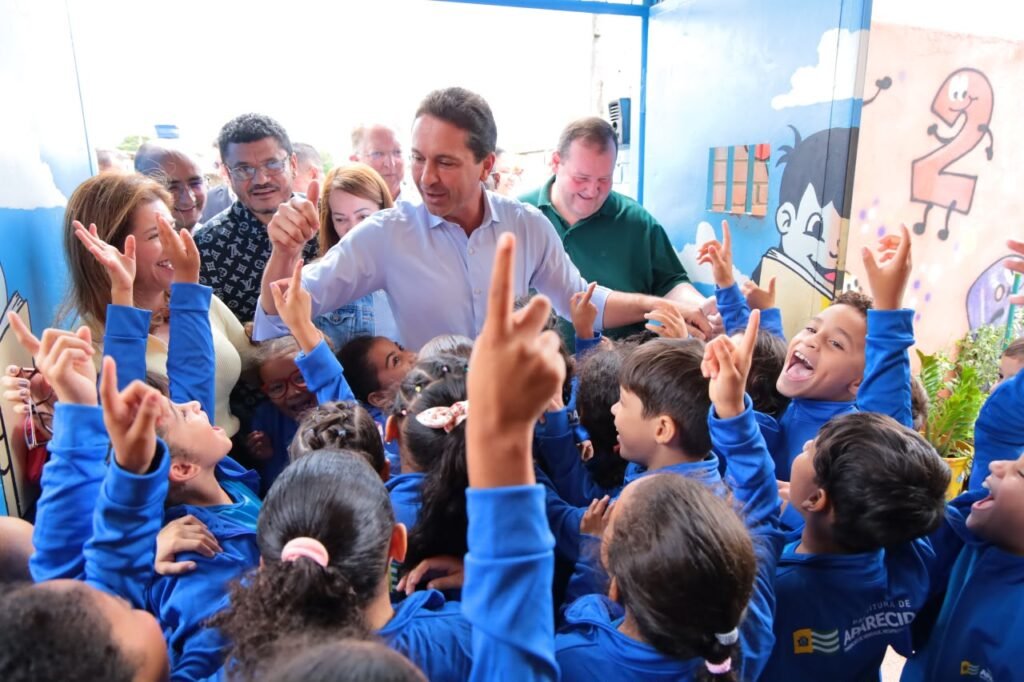 Crianças de escola municipal em Aparecida de Goiânia com representantes da prefeitura